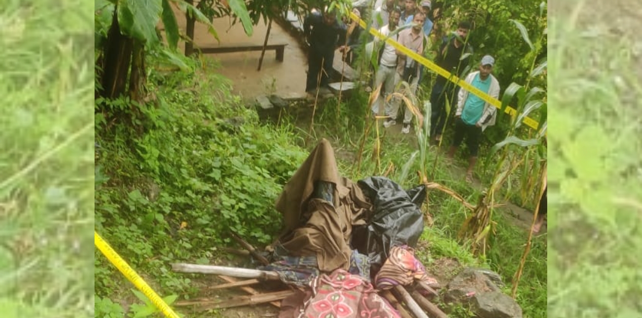 छाउगोठ भत्काएपछि पाँच दिनदेखि खेतमा पाल टाँगेर बसेका थिए निम र रत्ना