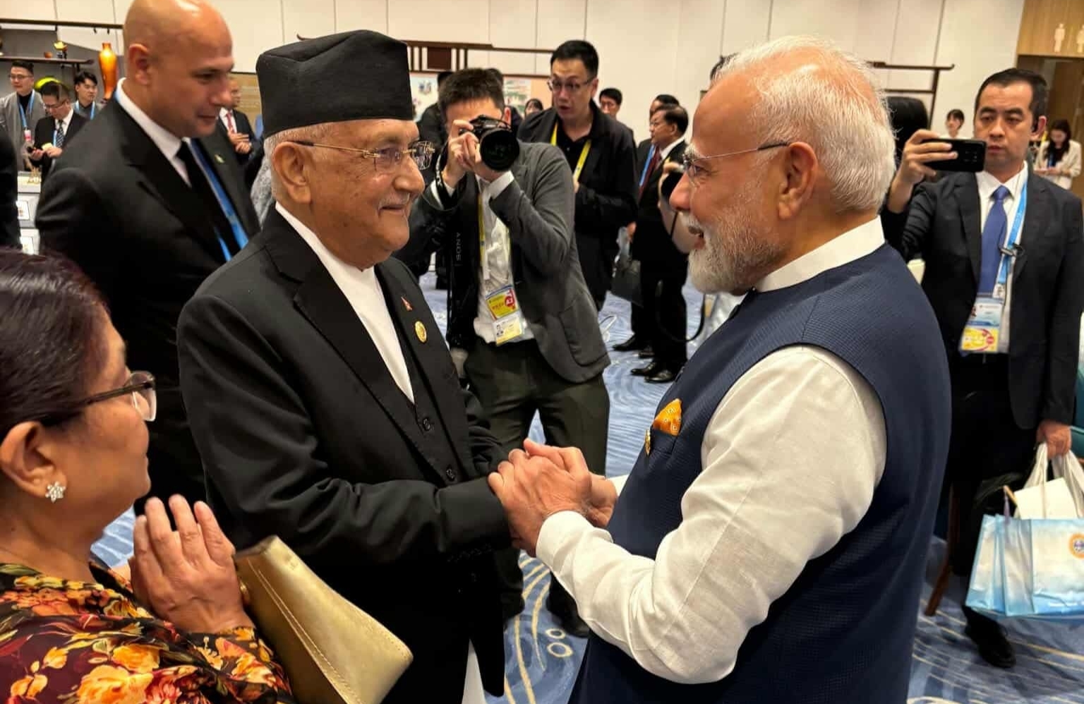 प्रधानमन्त्री ओली र भारतीय प्रधानमन्त्रीबीच अनौपचारिक भेट