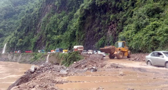 पहिरोका कारण अवरुद्ध काठमाडौं–मुग्लिन सडक खुल्यो