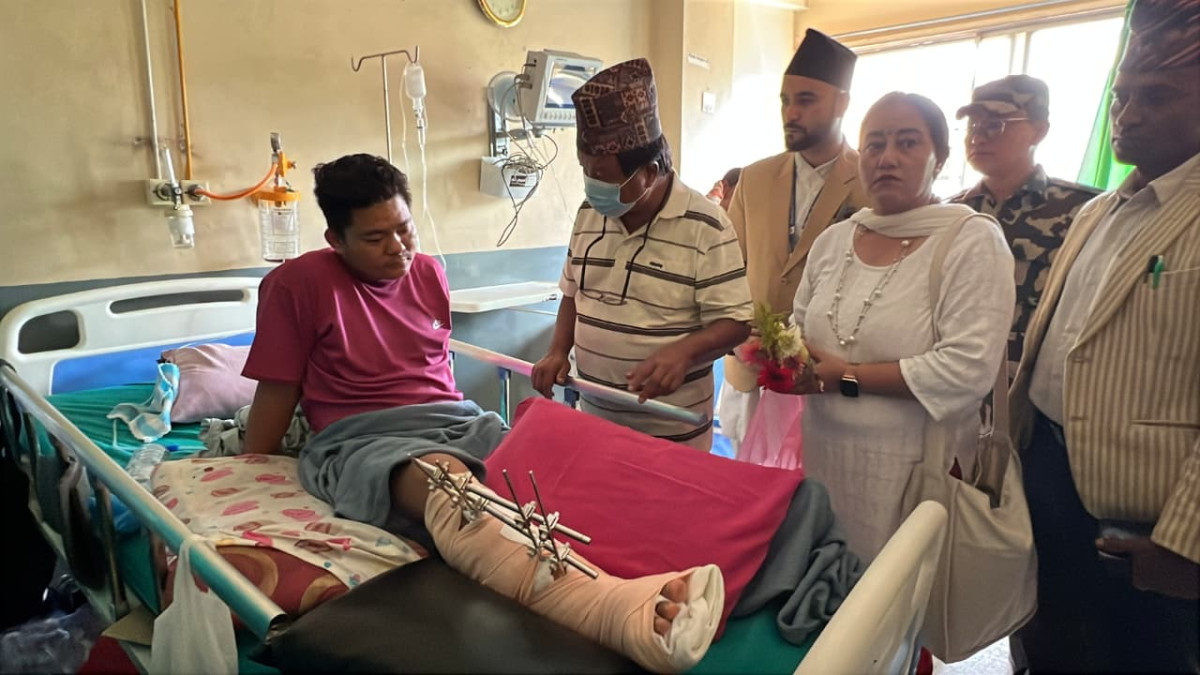 जेनजी आन्दोलनः घाइतेको स्वास्थ्यस्थिति बुझ्न शिक्षामन्त्री अस्पतालमा