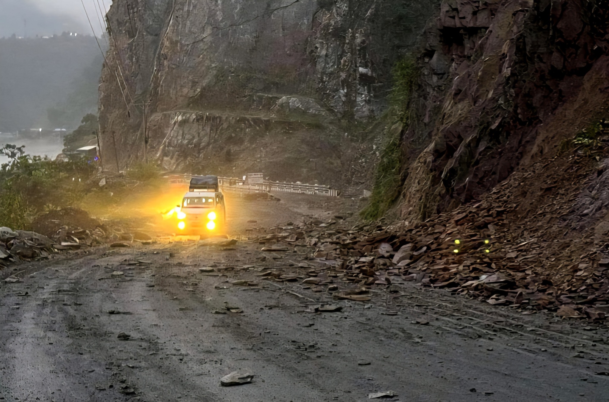 तुईन खोलाको पहिरो हटाएपछि नारायणगढ-मुग्लिन सडक दुई तर्फी सञ्चालनमा