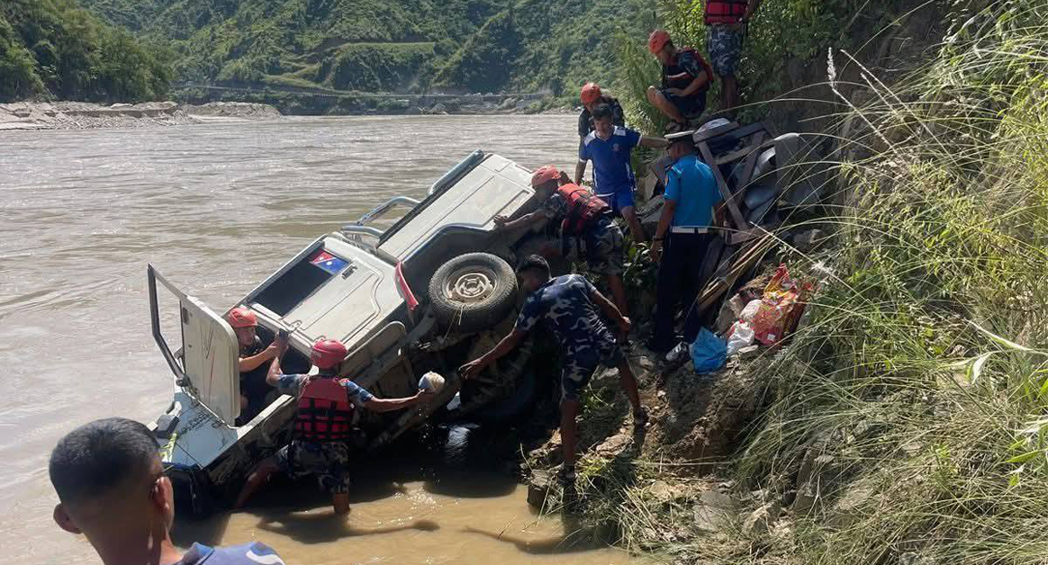 सिन्धुलीमा बोलेरो पिकअप दुर्घटना हुँदा १३ जना घाइते
