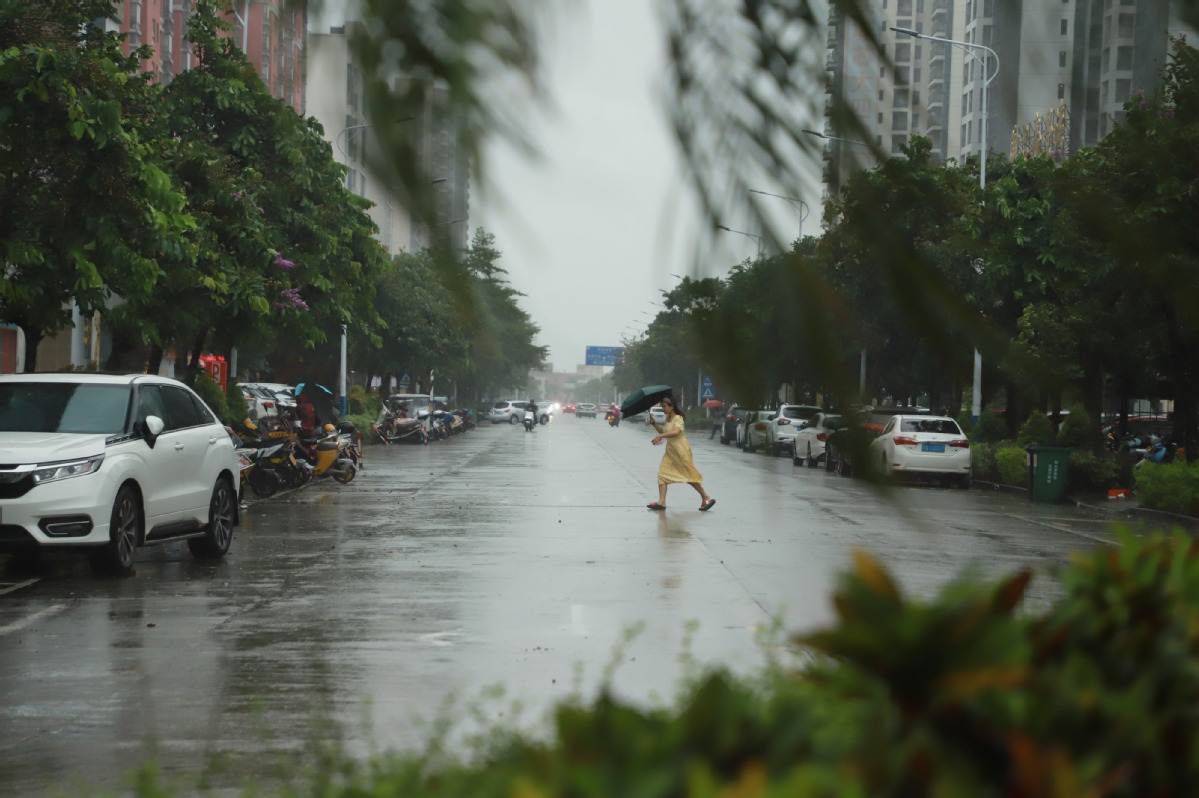 भारी वर्षाका कारण चीनमा विद्यालय बन्द, यातायात अवरुद्ध
