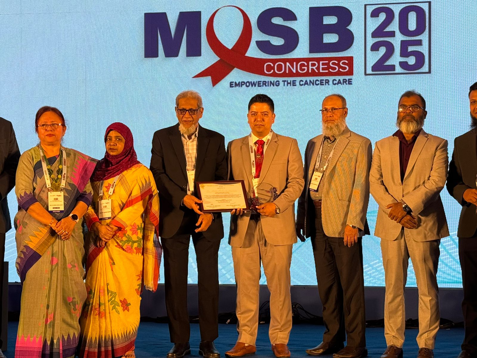 डा. अरुण शाहीलाई ग्लोबल क्यान्सर सर्भिस अवार्ड