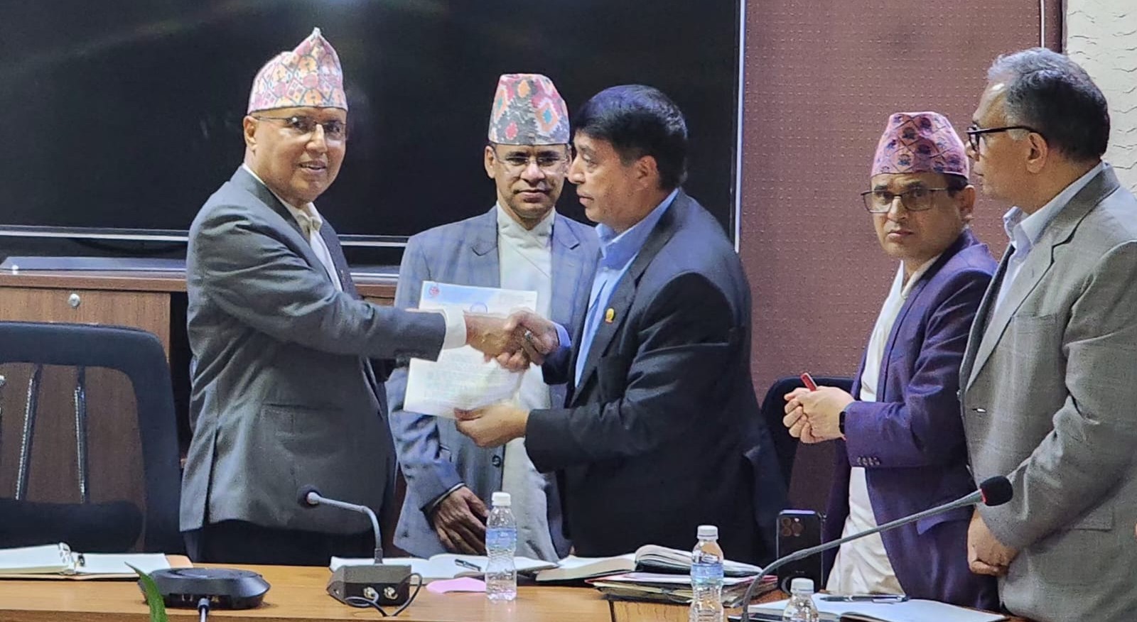 व्यवसायीले अर्थमन्त्रीलाई भेटेर भने– लगानी सुरक्षामा विश्वस्त तुल्याउनुस्