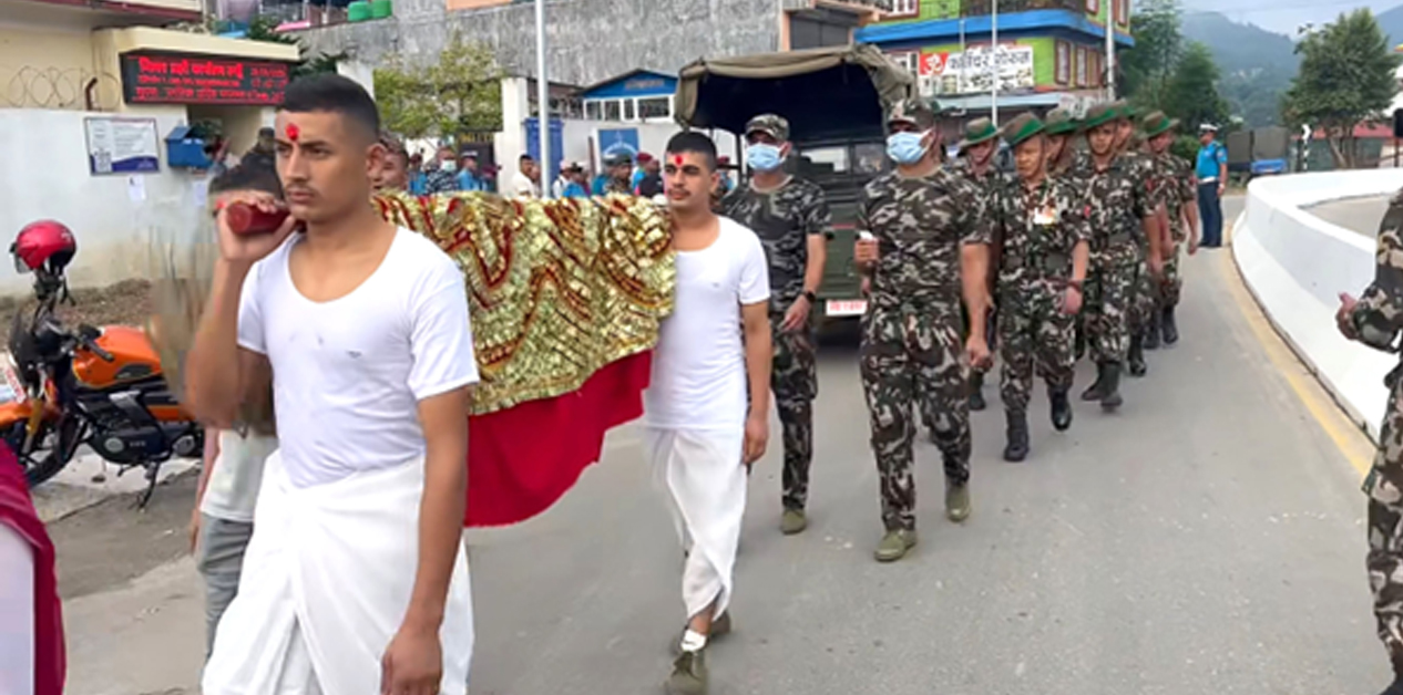 मुस्ताङमा बाजागाजासहित सुरक्षाकर्मीले भित्र्याए फूलपाती