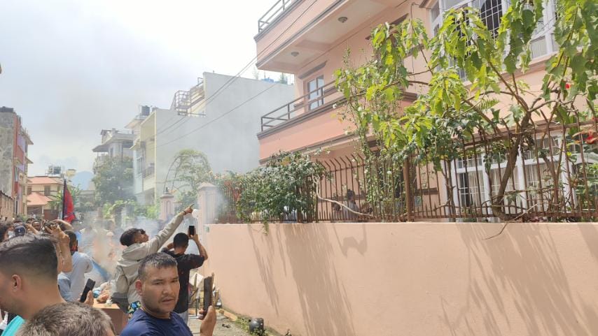 गृहमन्त्री रमेश लेखकको निवासमा तोडफोड