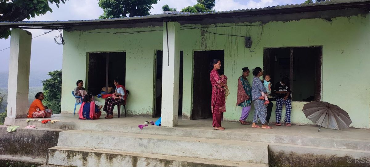 ‘बर्थिङ सेन्टर’ पुग्न दुई घण्टाको पैदल हिँड्नुपर्ने