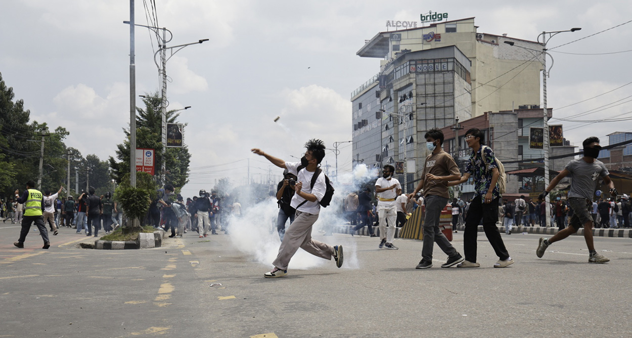 यसरी रणमैदान बन्यो नयाँ बानेश्वर क्षेत्र [तस्बिरहरु]