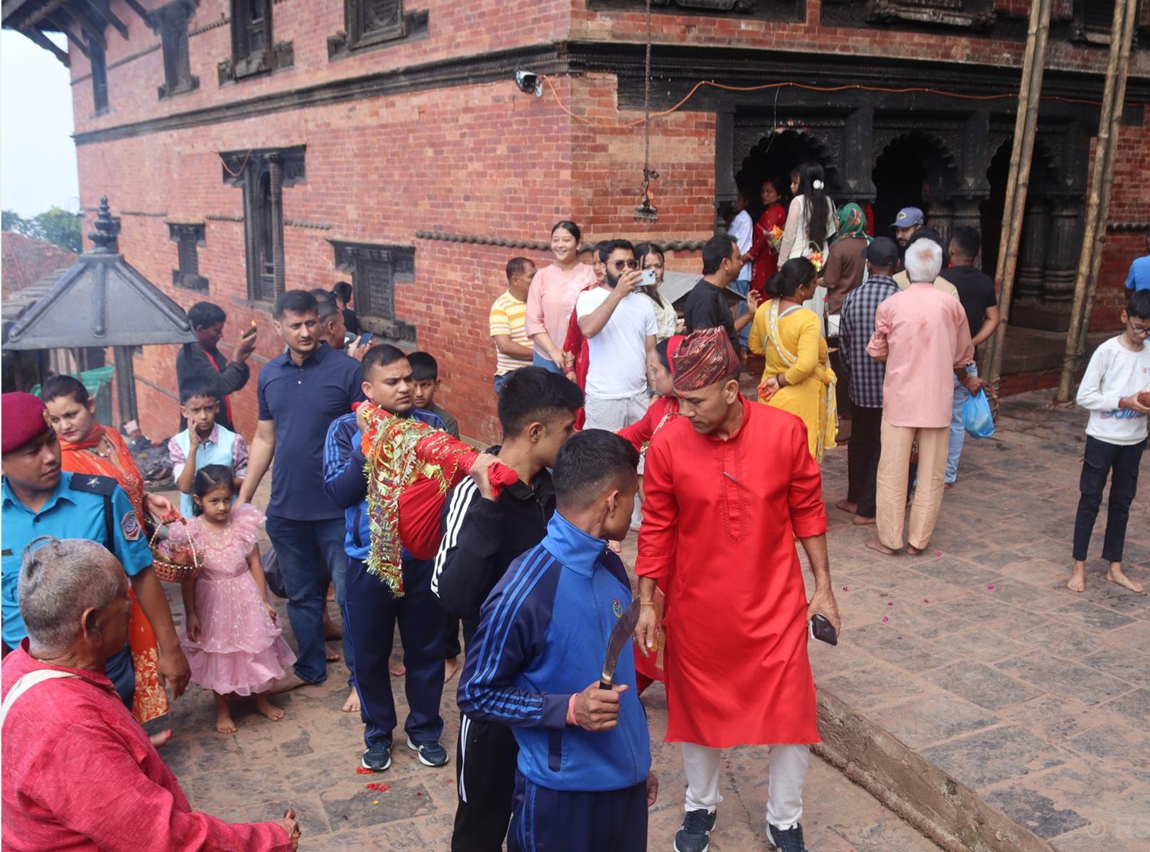 गोरखा दरबारको दसैँघरमा फूलपाती भित्र्याइयो