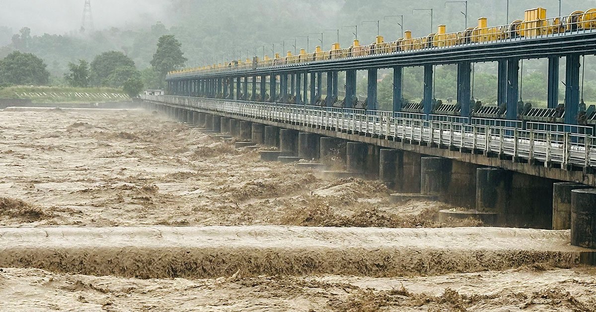 पानीको बहाव बढ्दै गएपछि कोशी ब्यारेजका २७ ढोका खोलिए