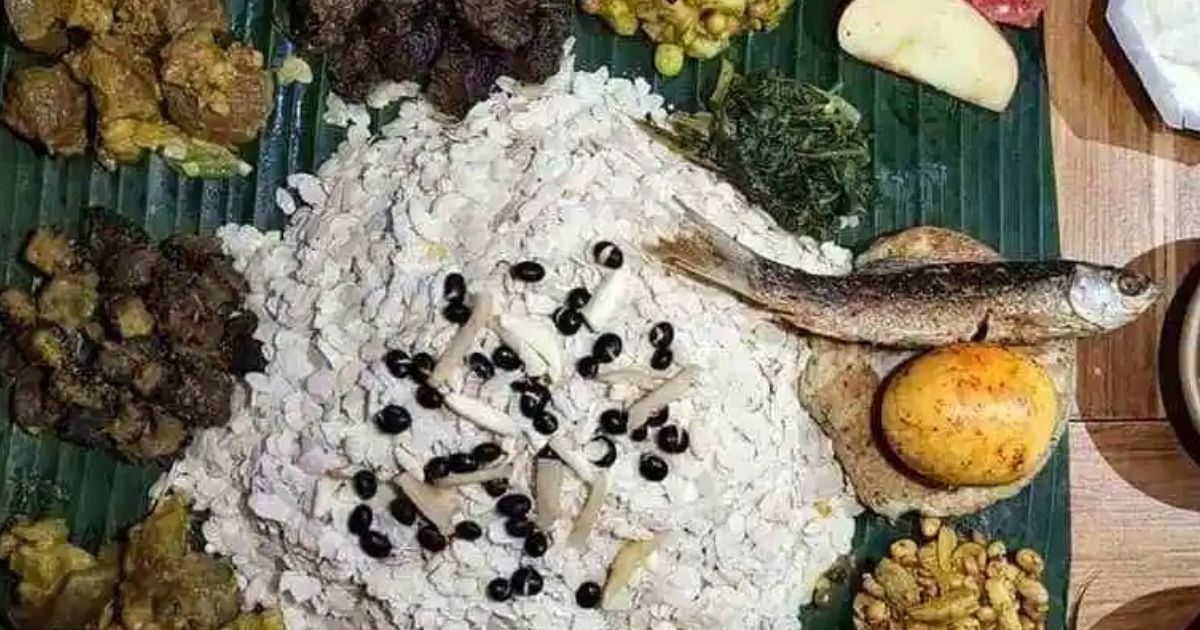 दसैँको मासु भित्र्याएर कुछिभ्वय् खाई महाअष्टमी मनाउँदै नेवार समुदाय