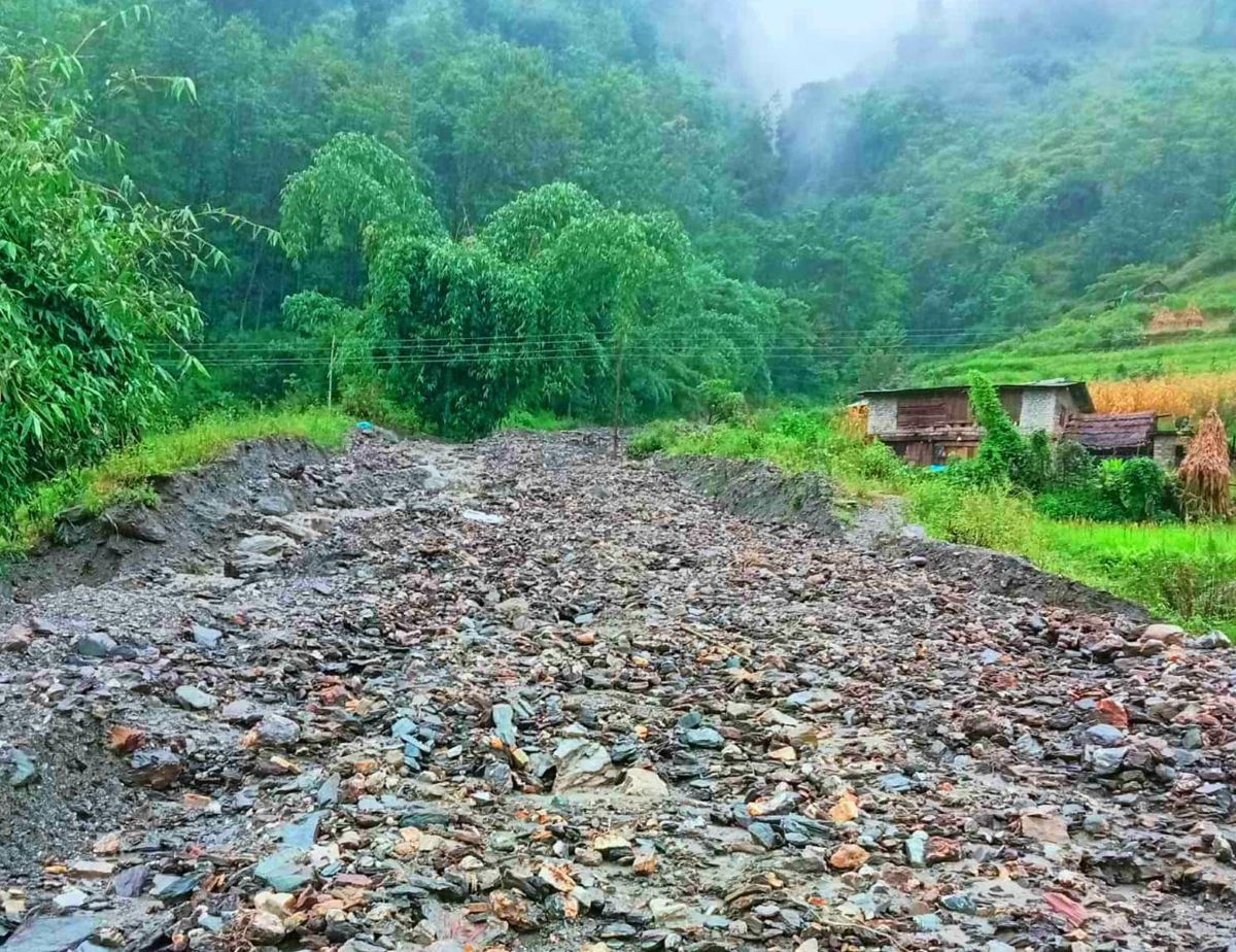 भीषण बाढीले मध्यपहाडी लोकमार्गको बुर्तिबाङ–पूर्वी रुकुम खण्ड अवरुद्ध