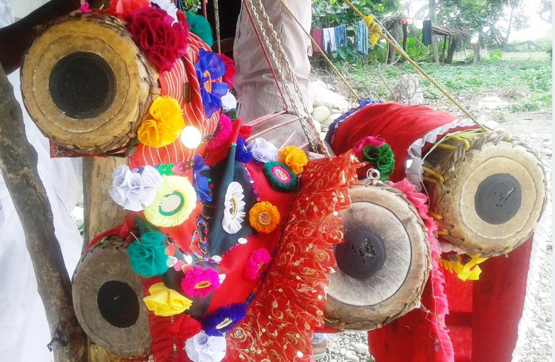 थारु समुदायको मादल बनाउने सीप ओझेलमा