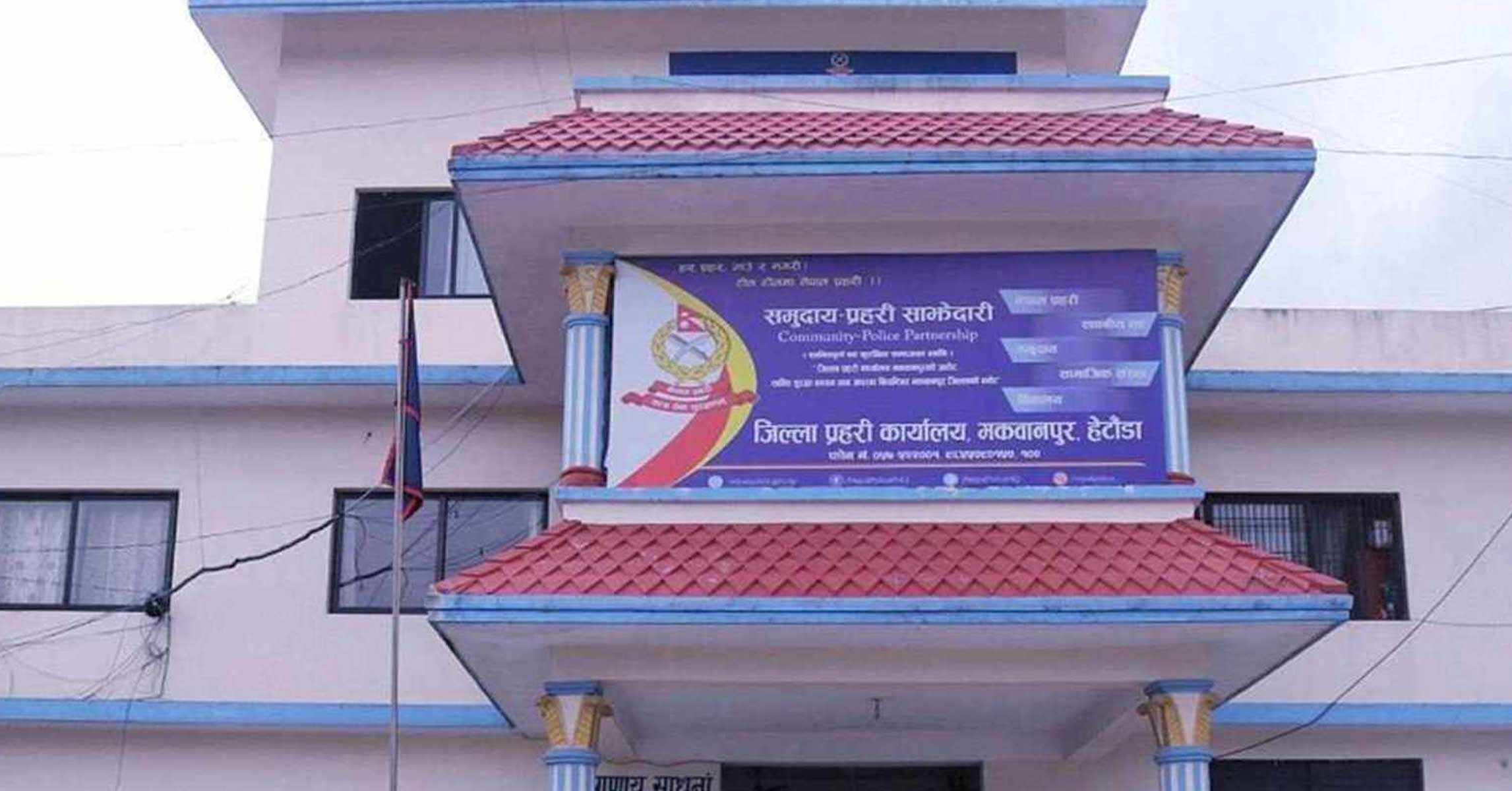 लुटिएका सामान खोज्दै प्रहरी