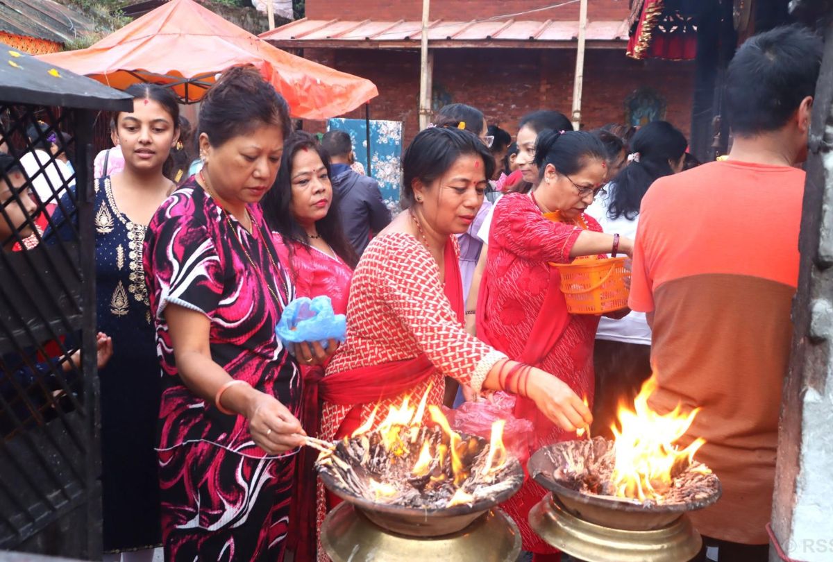 शक्तिपीठमा दर्शनार्थीको घुइँचो