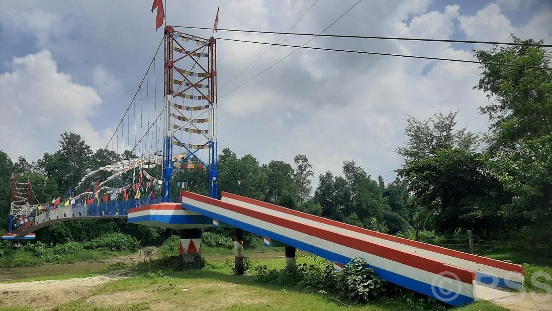 मोहना नदीमा झोलुङ्गे पुल निर्माण, ओहोरदोहोर सहज