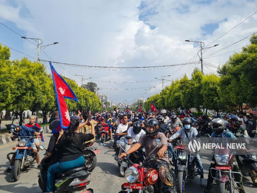 कर्फ्यूकै बीच जेन-जीले निकाले मोटरसाइकल र्‍याली