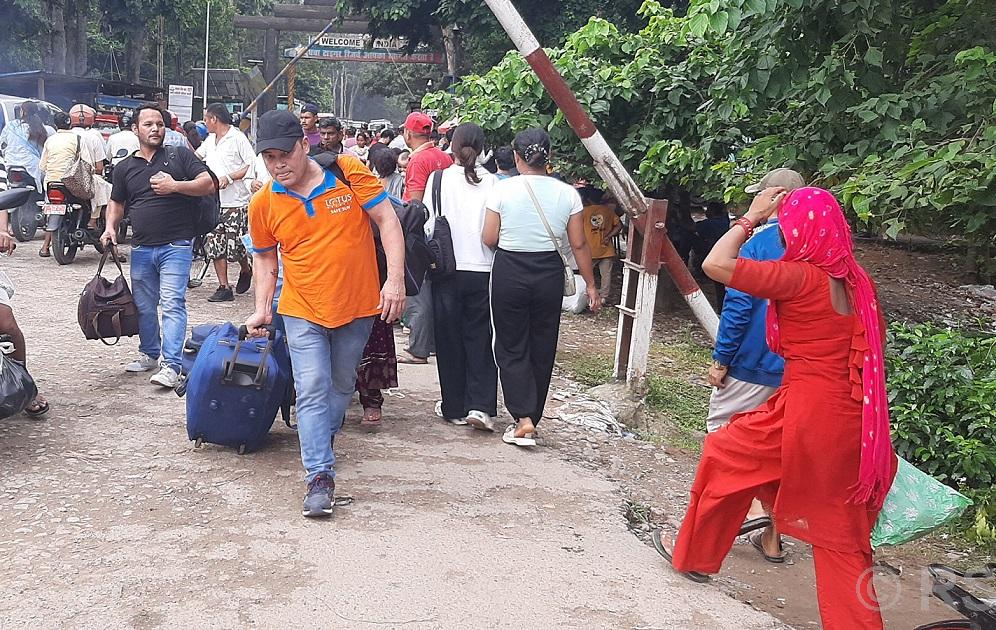 चाडपर्व नजिकिएसँगै भारत गएका नेपाली घर फर्कँदै