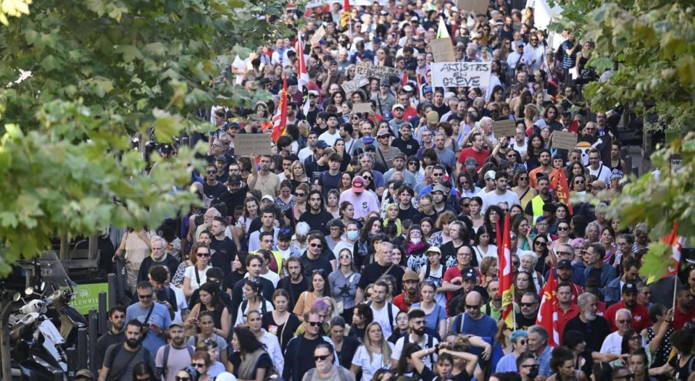 फ्रान्समा बजेट कटौतीको विरोधमा देशव्यापी प्रदर्शन, लाखौं सडकमा