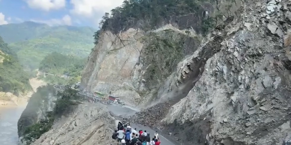 तुइनखोलाको पहिरो पन्छाउन कम्तीमा ६ घन्टा लाग्ने, चार वटा एक्साभेटर पठाइयो
