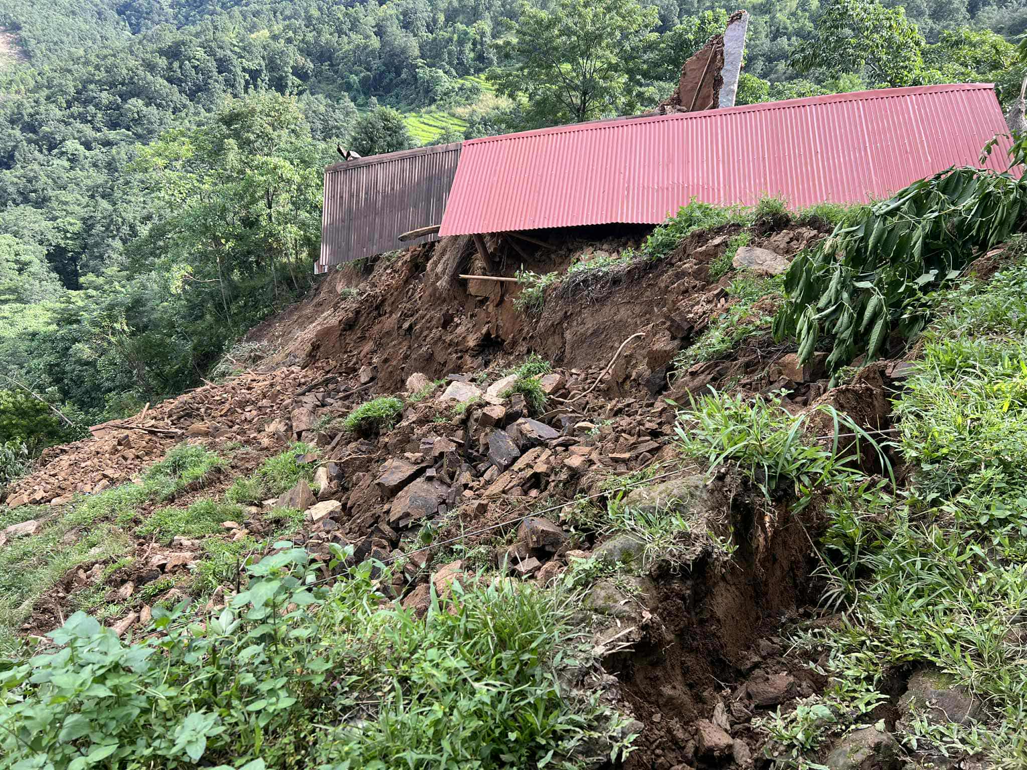 पहिरोले ६ घर भत्किए, १० घर उच्च जोखिममा