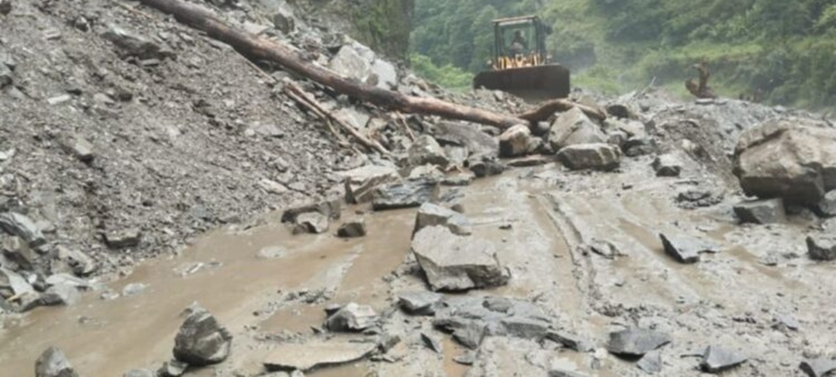 बाढी पहिरोले देशभरका विभिन्न ११ राजमार्ग पूर्णरूपमा अवरुद्ध