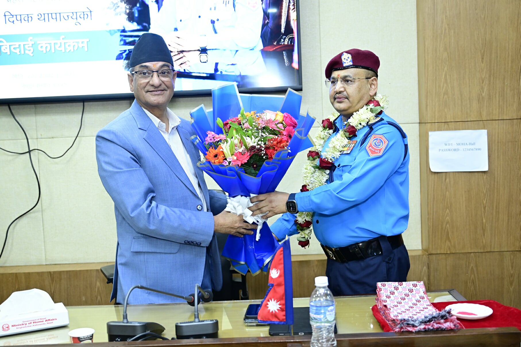 गृहमन्त्रीले गरे प्रहरी महानिरीक्षक थापाको बिदाइ