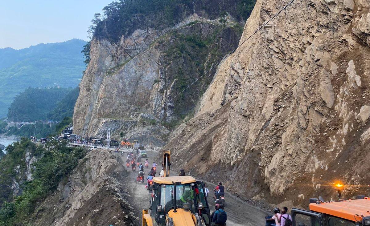 मुग्लिन-काठमाडौं सडकखण्ड दुईतर्फी अवरुद्ध