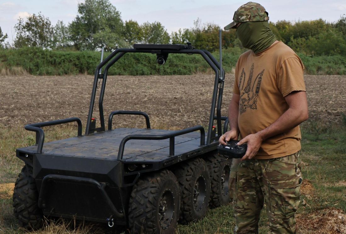 युक्रेनी सैनिकहरू रोबोटिक गाडीमा फर्किँदै