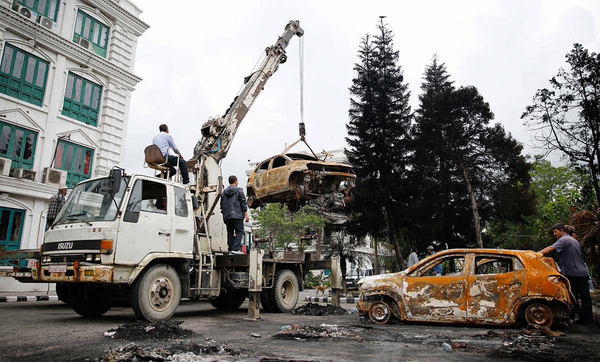 सिंहदरबारबाट आगजनी गरिएका सवारीसाधन हटाइँदै