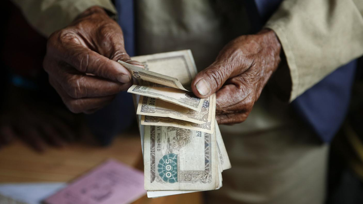 दसैँलाई लक्षित गरी टोलमा पुगेर भत्ता वितरण 