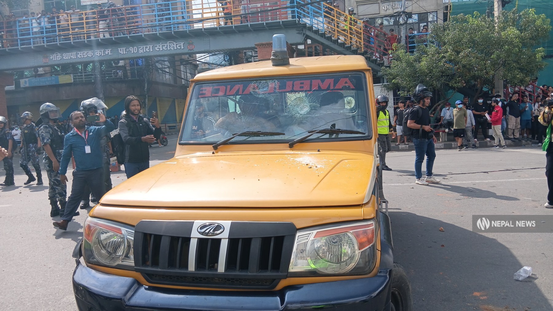 घाइतेलाई लिन पुगेको एम्बुलेन्समा तोडफोड