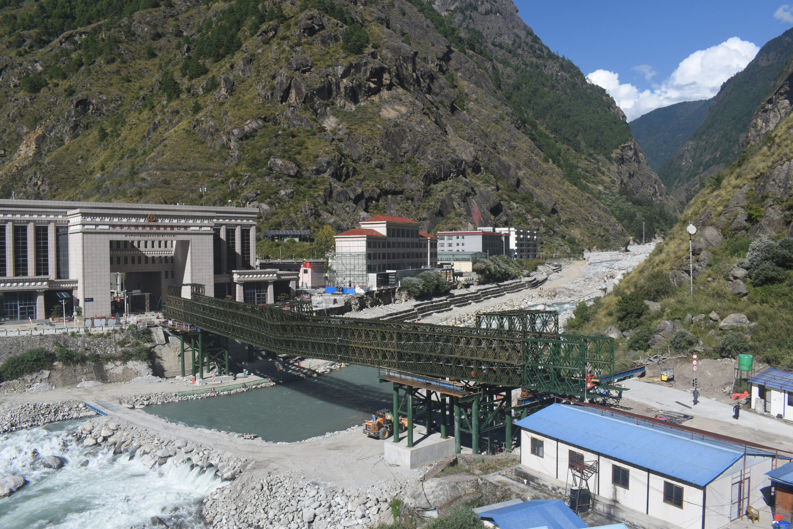 ल्हेन्दे खोलामा मितेरी पुलको पुनः निर्माण अन्तिम चरणमा