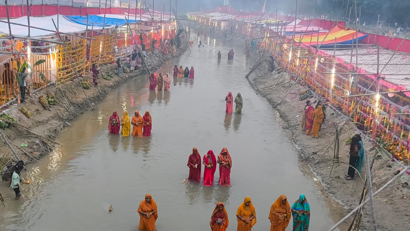 उदाउँदो सूर्यलाई अघ्र्य दिँदै मधेशमा छठ पर्व सम्पन्न : ‘छठके सनेस’ सुरु