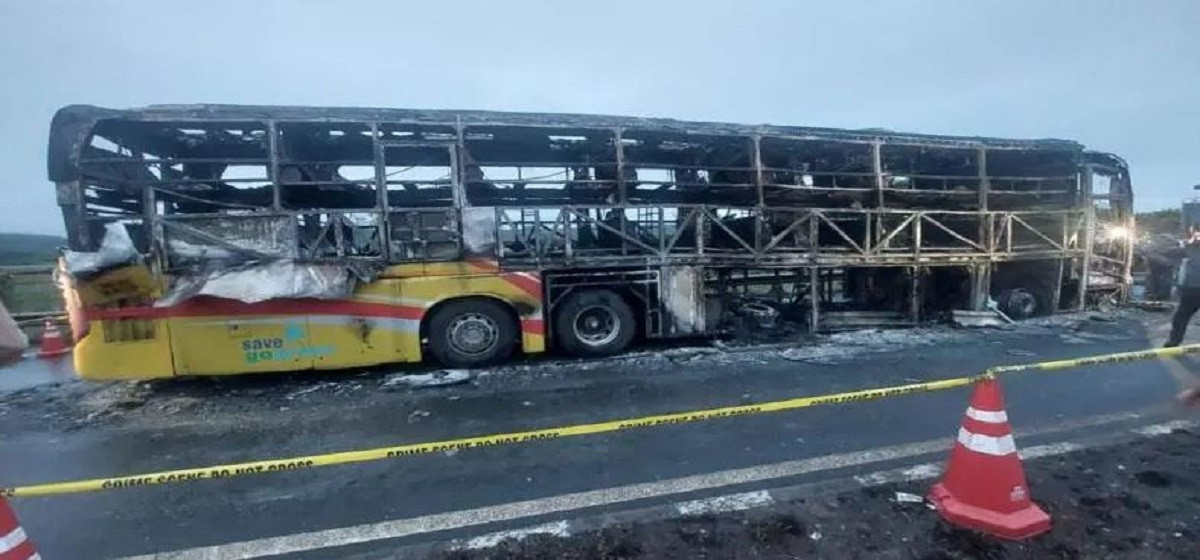 हैदराबादबाट बेंगलुरु जाँदै गरेको बसमा आगो लाग्दा १० जनाको मृत्यु