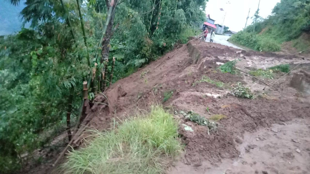 इलाममा पहिरोले पुरिएर दुई जनाको मृत्यु, १५ जना भन्दा बढि बेपत्ता