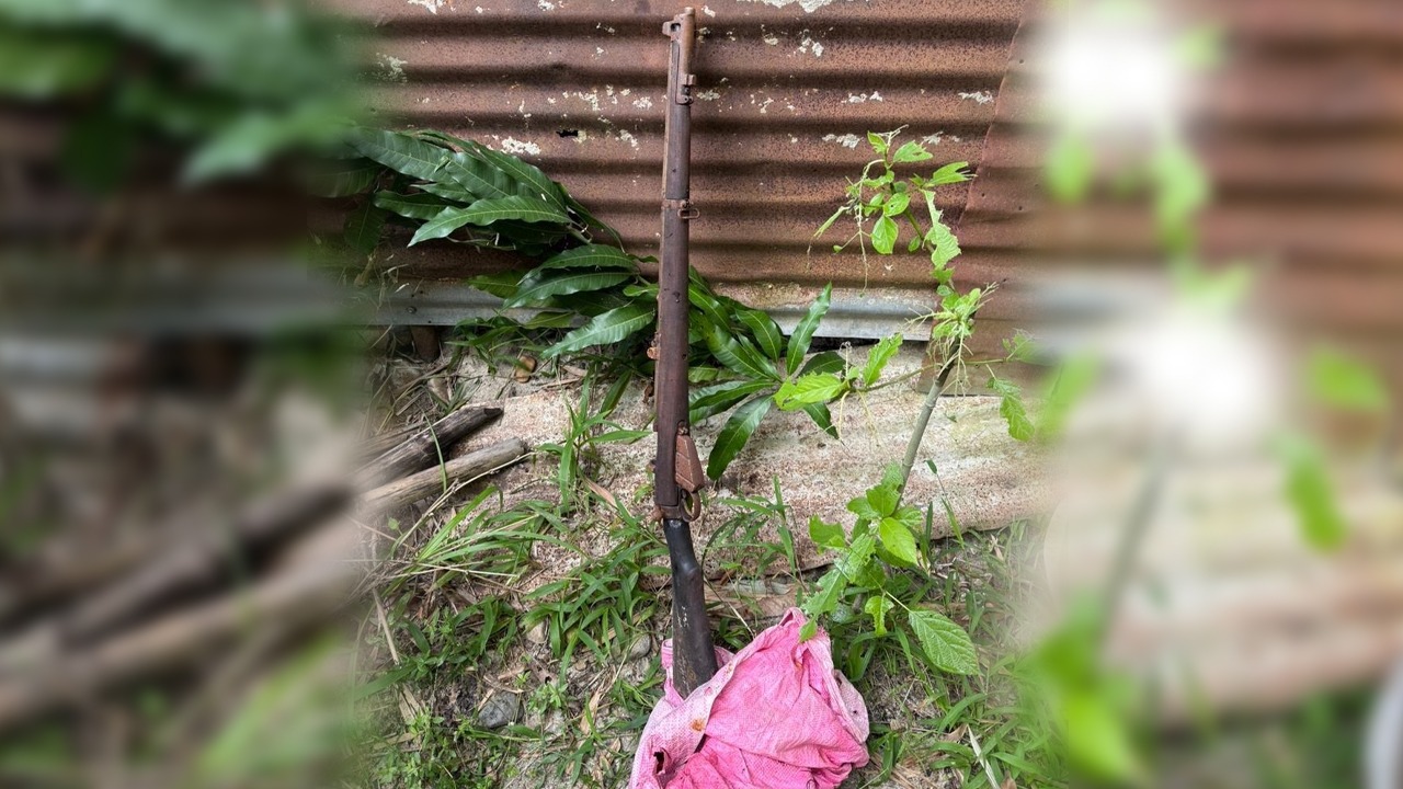 दमक थानाबाट लुटिएको थ्रीनटथ्री राइफल मन्दिरको गेटनजिकै फेला