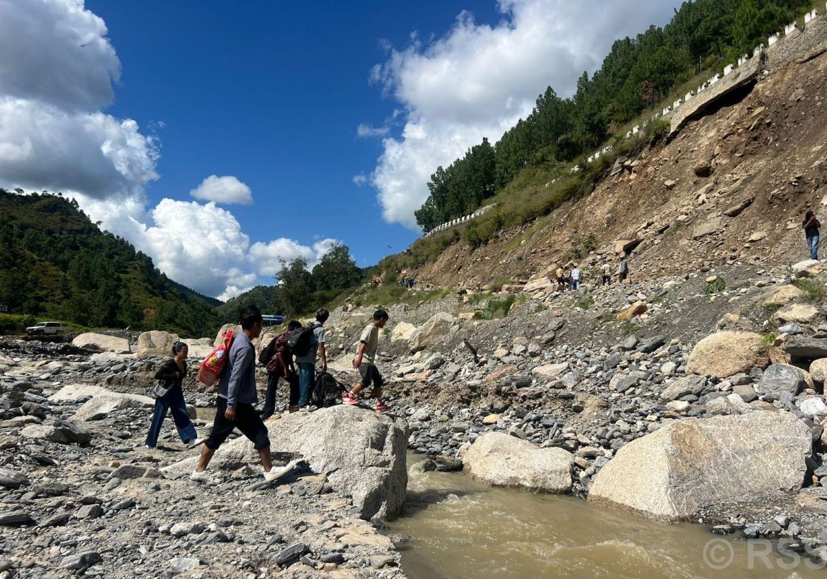 सडक–सम्पर्कविच्छेद भएपछि बिपी राजमार्गमा कष्टकर यात्रा