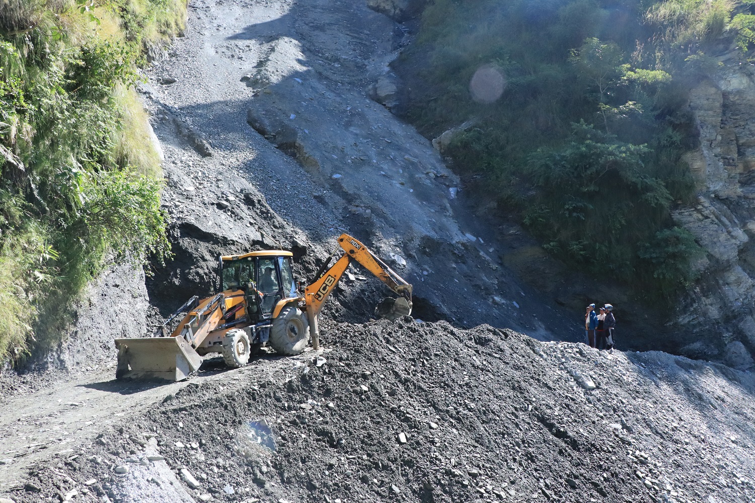 सञ्चालन हुन थाल्यो बेनी-दरवाङ सडक