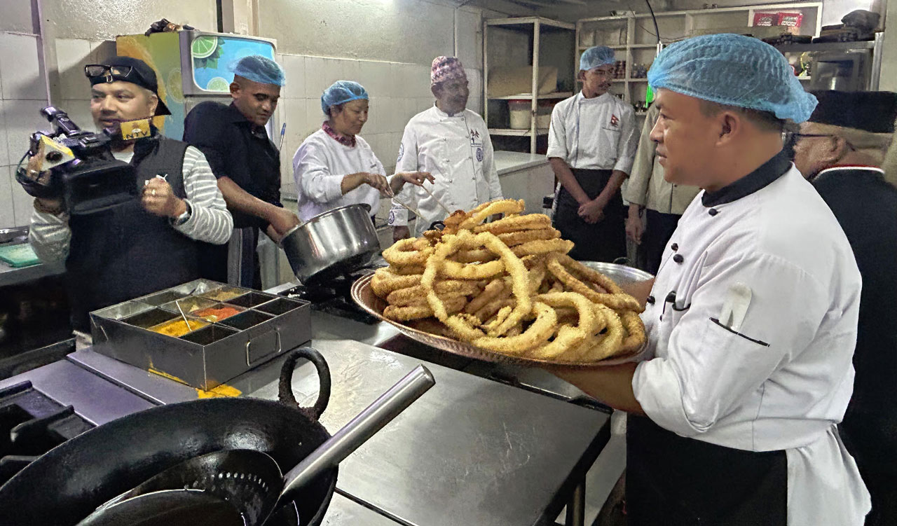 तिहारमा सेल पकाउने ‘कम्पिटिसन’, सुब्बा बने विजेता