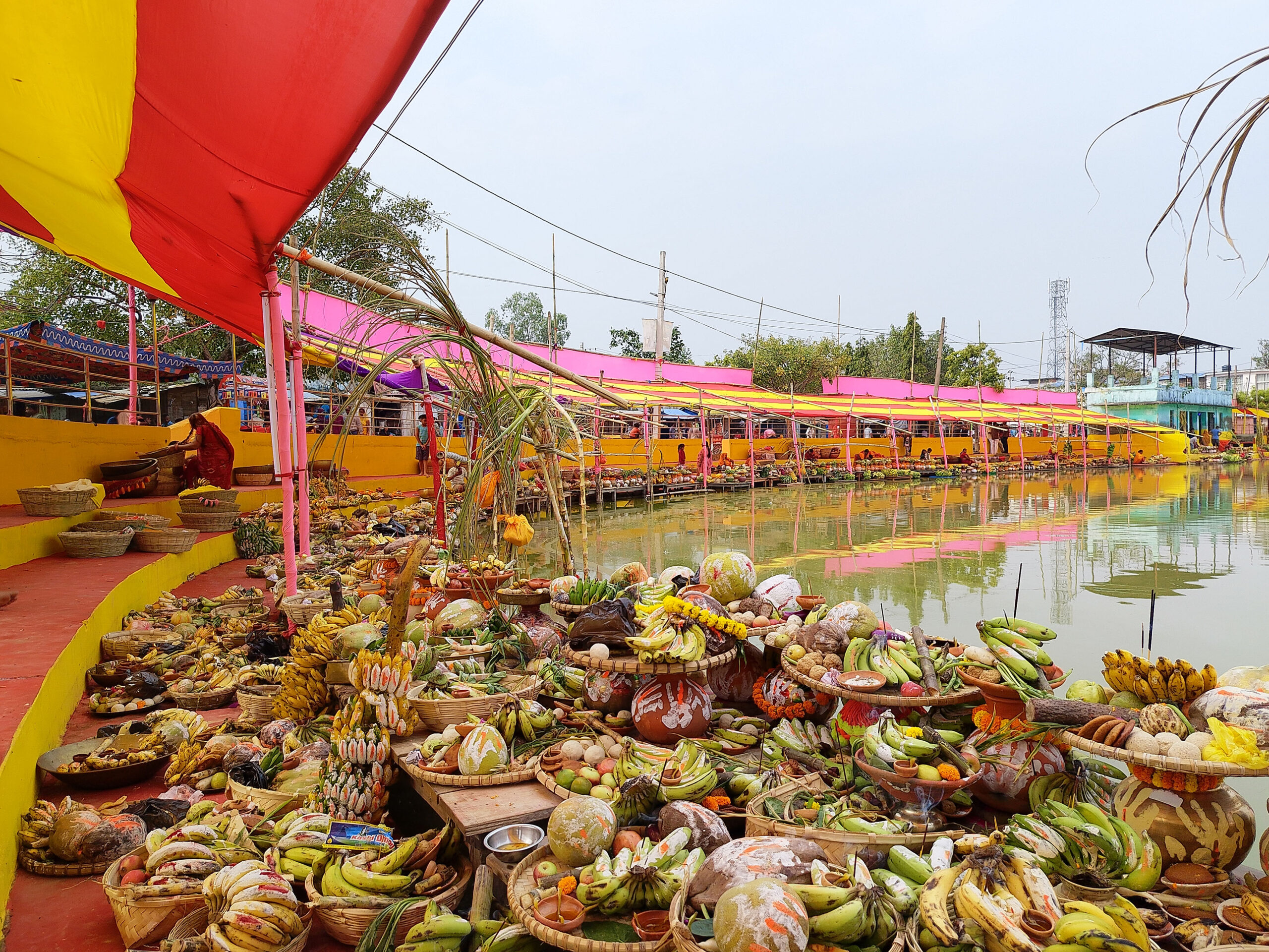 अस्ताउँदो सूर्यलाई अर्घ्य दिँदै मनाइयो छठ
