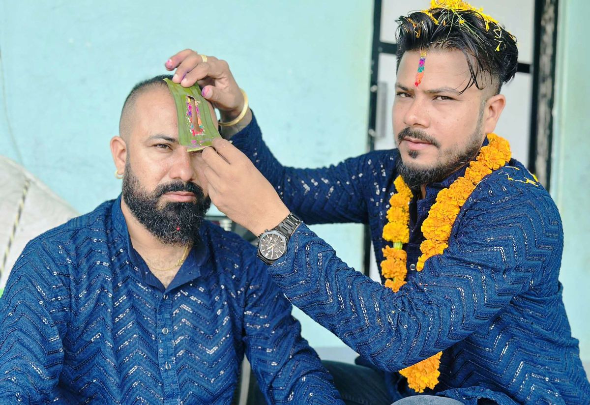 तनहुँका दाजुभाइले लगाए एकापसमा भाइटीका