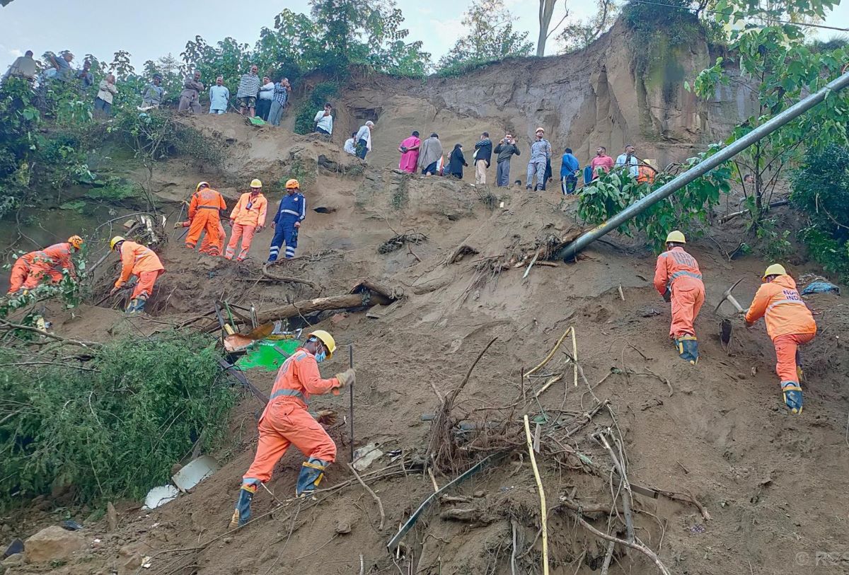 हिमाचलमा भीषण भूस्खलन, बसमा ठोक्किँदा १५ जनाको निधन