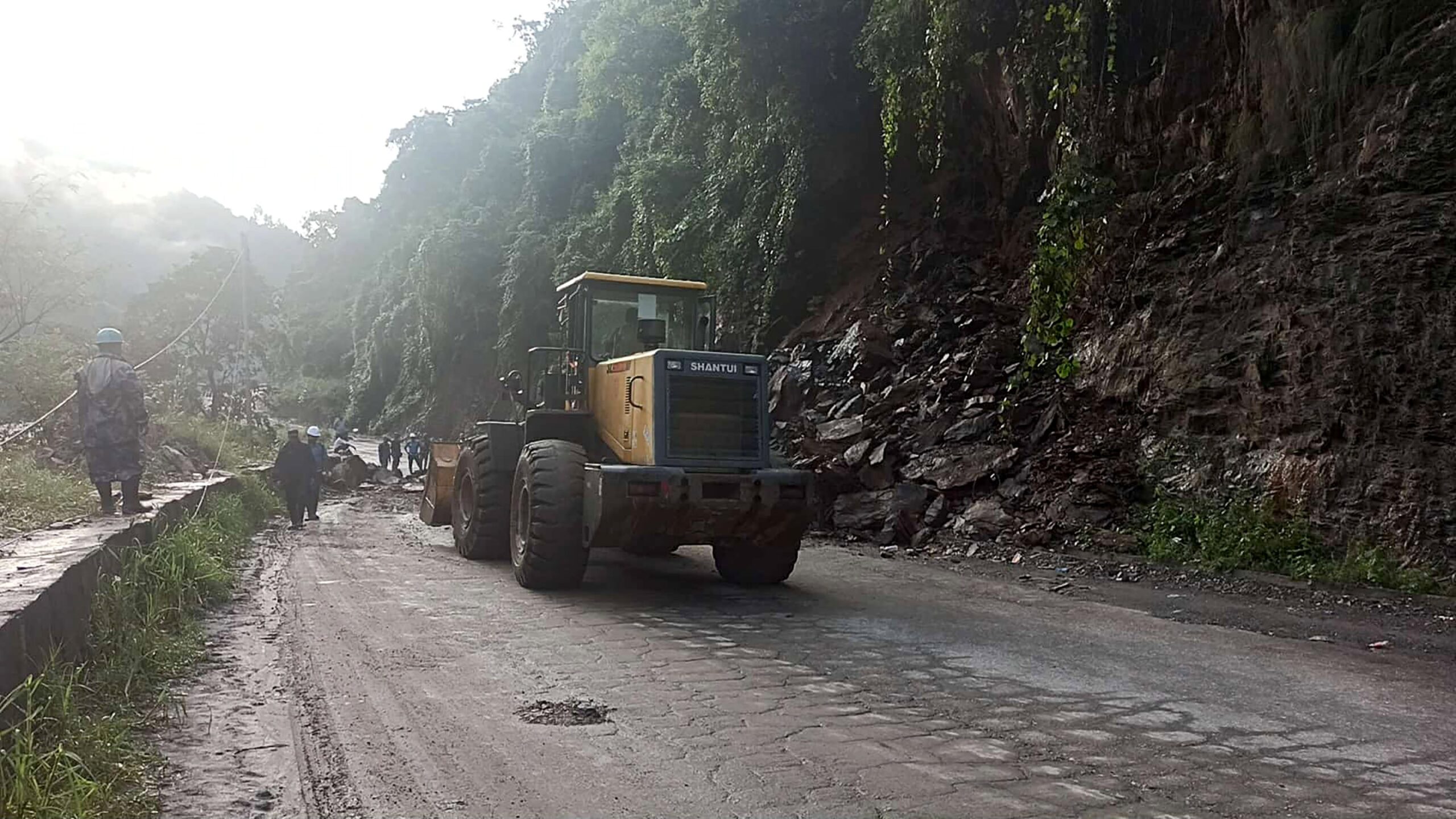 पृथ्वी राजमार्गमा दुवैतर्फ यातायात सुचारू, साँगाको पहिरो पन्छाएपछि अरनिको राजमार्ग पनि खुल्यो