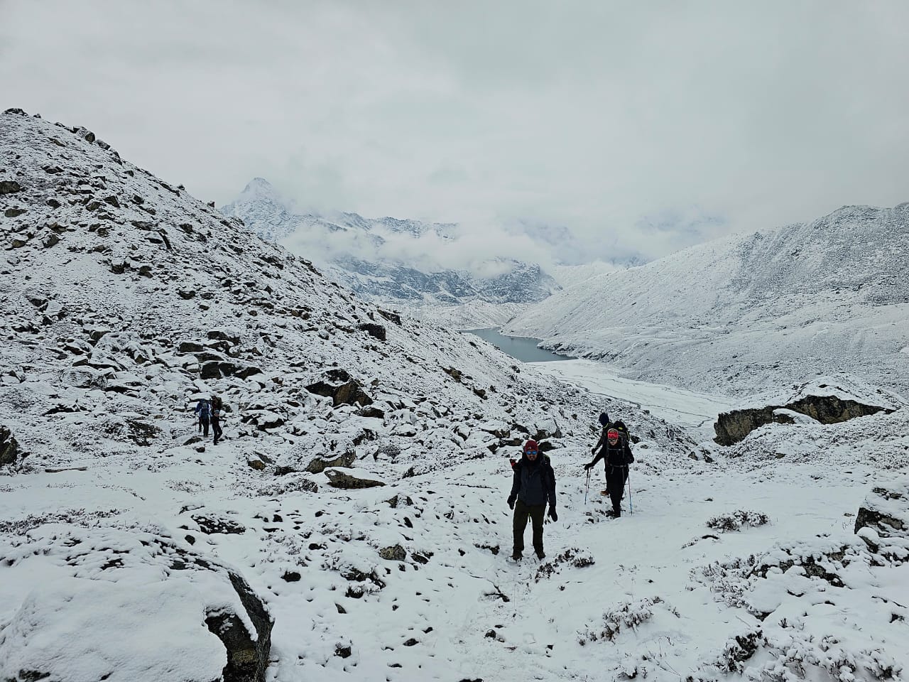 खुम्बुमा असोजमै हिमपात