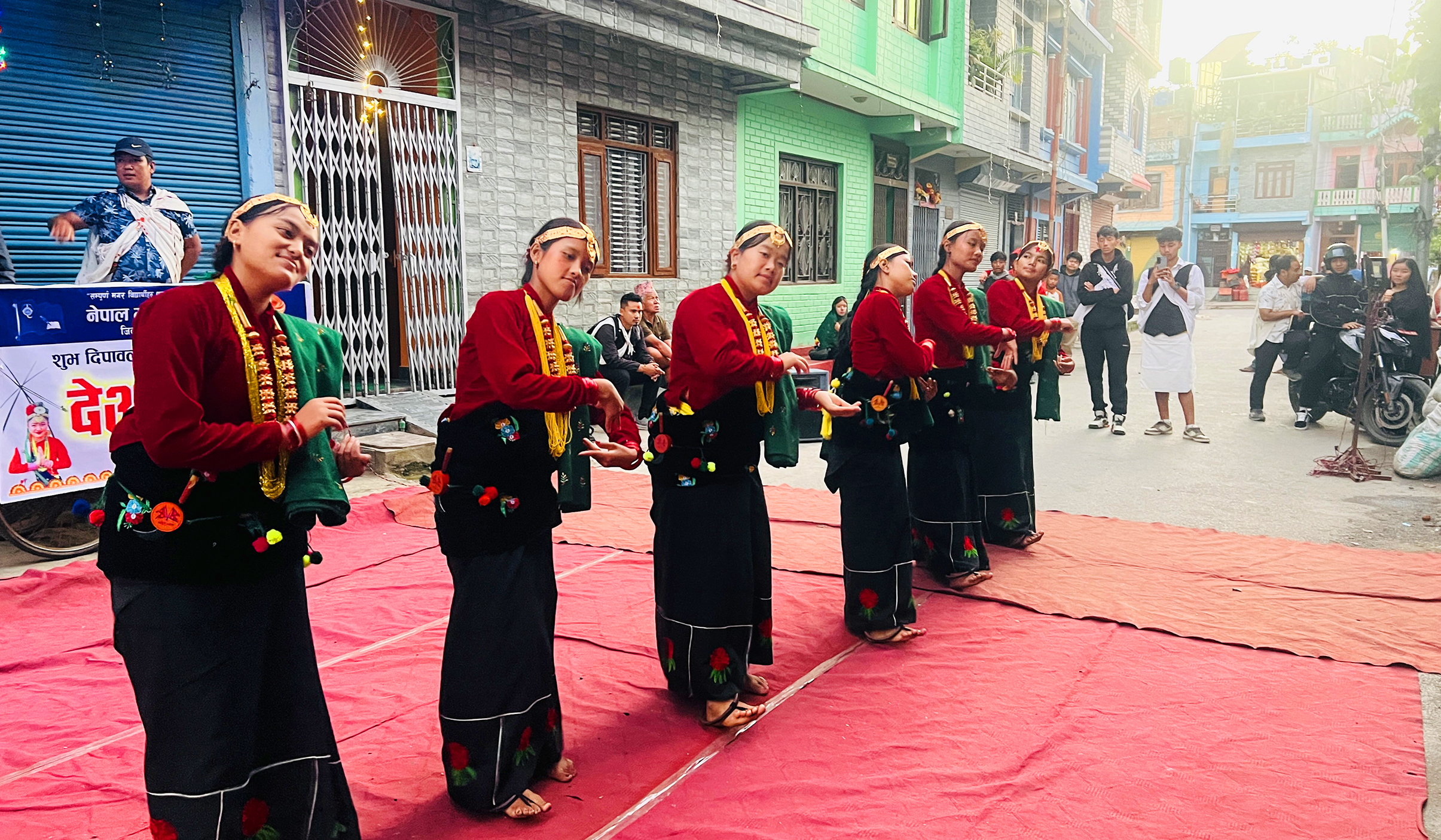 देउसी भैलोमार्फत मौलिक संस्कृतिको जगेर्ना गर्दै विद्यार्थी