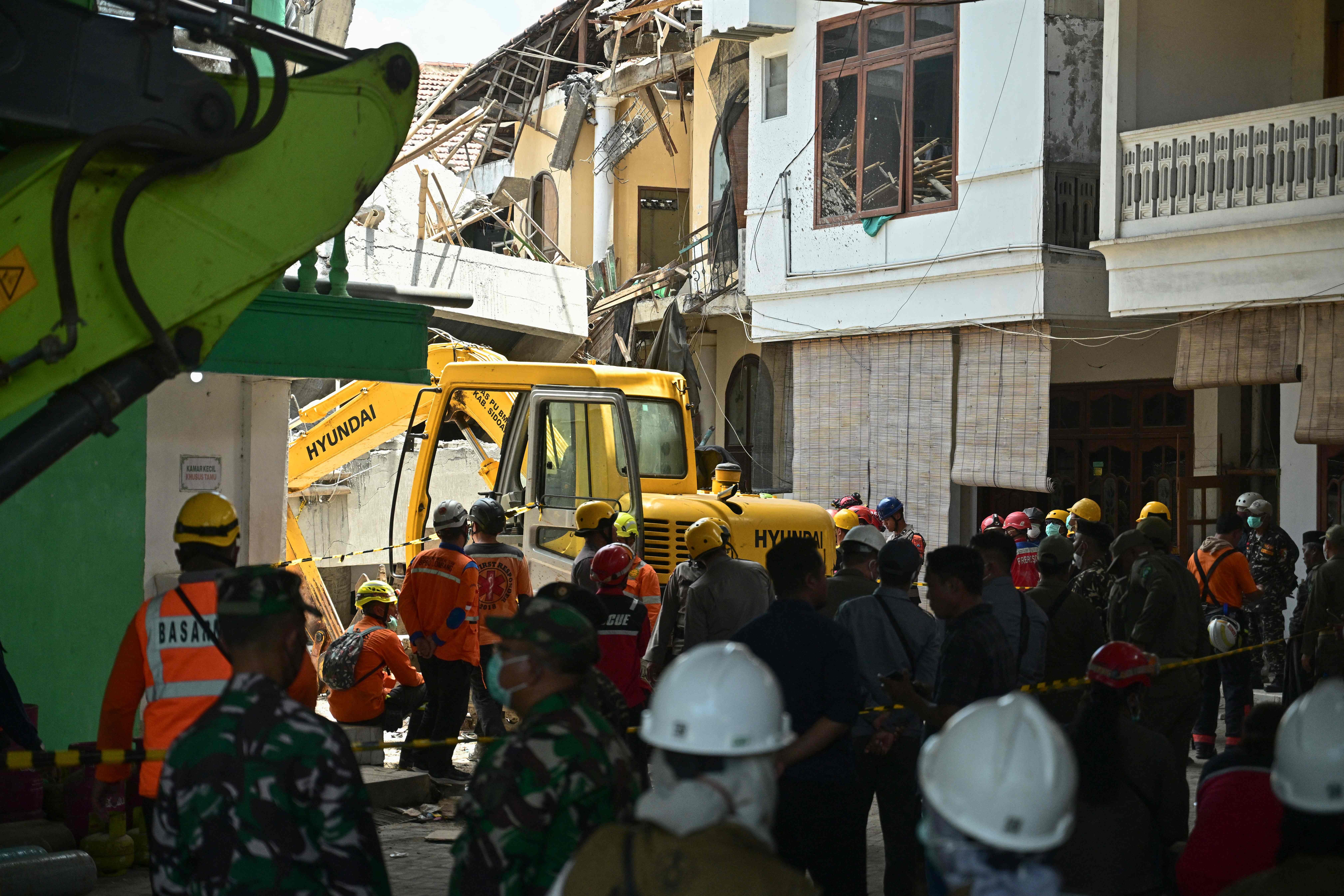 इन्डोनेसियामा विद्यालय भवन ढल्दा ९१ जनाको मृत्यु, अझै उद्धार कार्य जारी