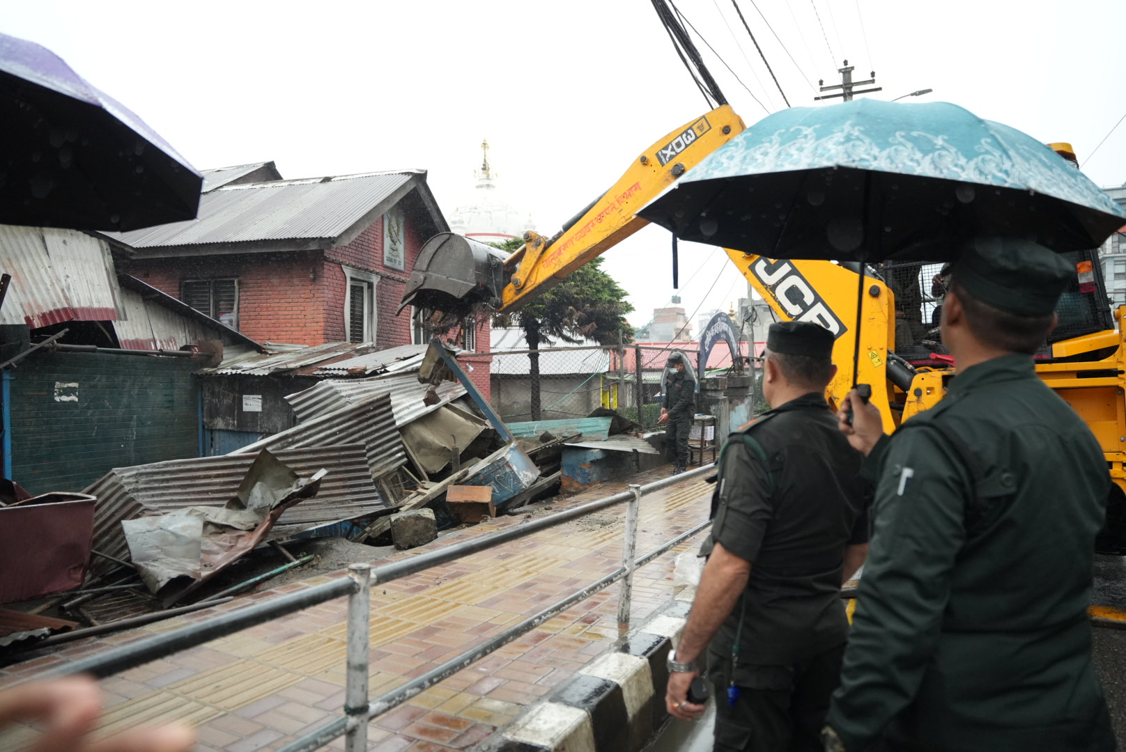 राम मन्दिरमा यसरी चल्यो डोजर, हेर्नुहोस् ६ तस्बिर