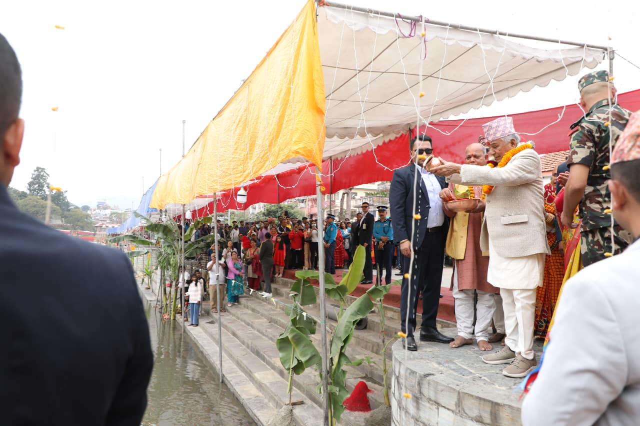 राष्ट्रपतिले गरे छठी माताको पूजा [तस्बिरसहित]